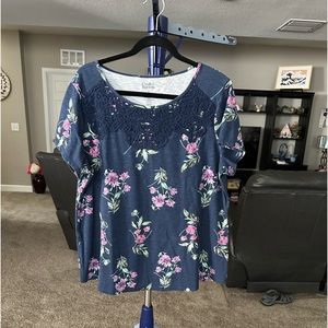 Croft&Barrow blue floral lacy short sleeve Top. XL